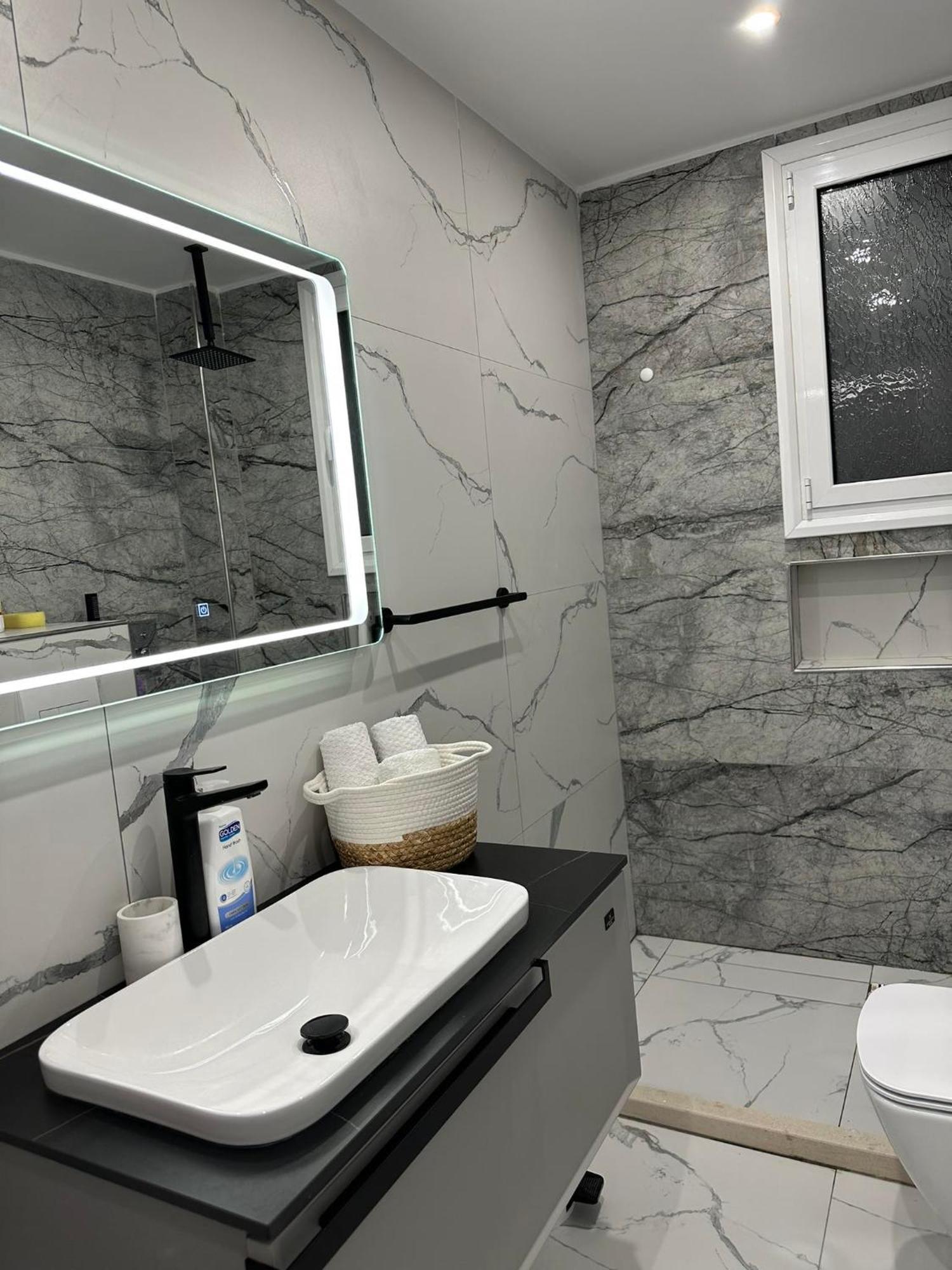 Sea View Apartment Luxury Vlorë Buitenkant foto