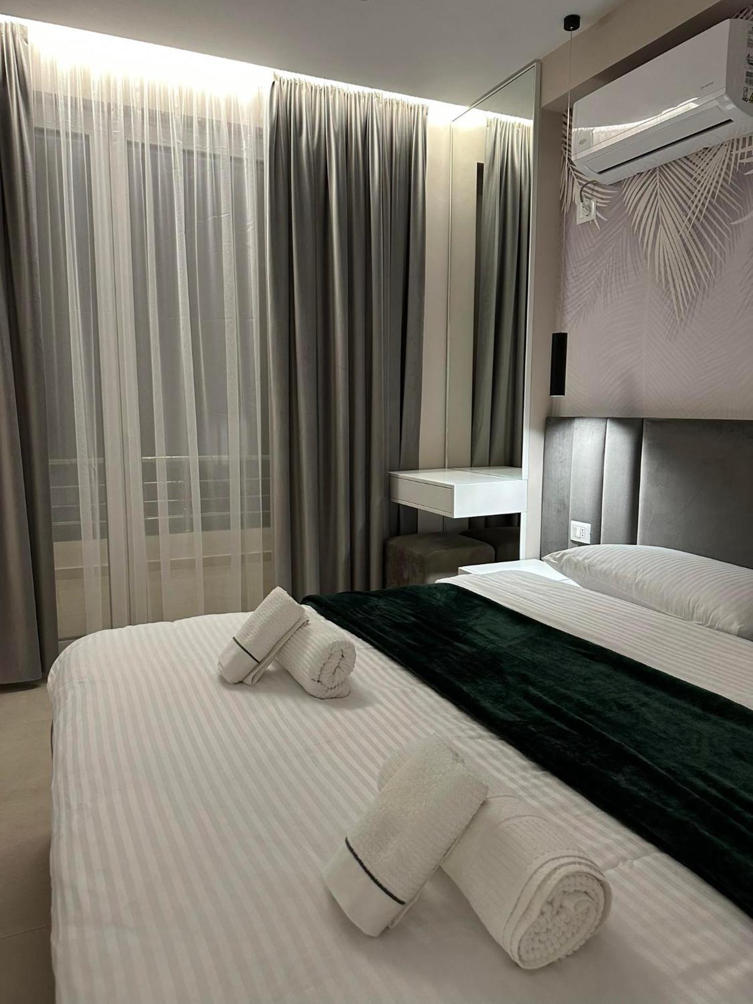 Sea View Apartment Luxury Vlorë Buitenkant foto