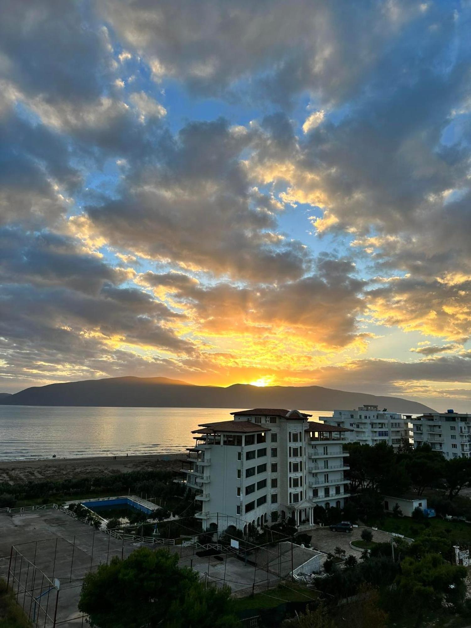 Sea View Apartment Luxury Vlorë Buitenkant foto