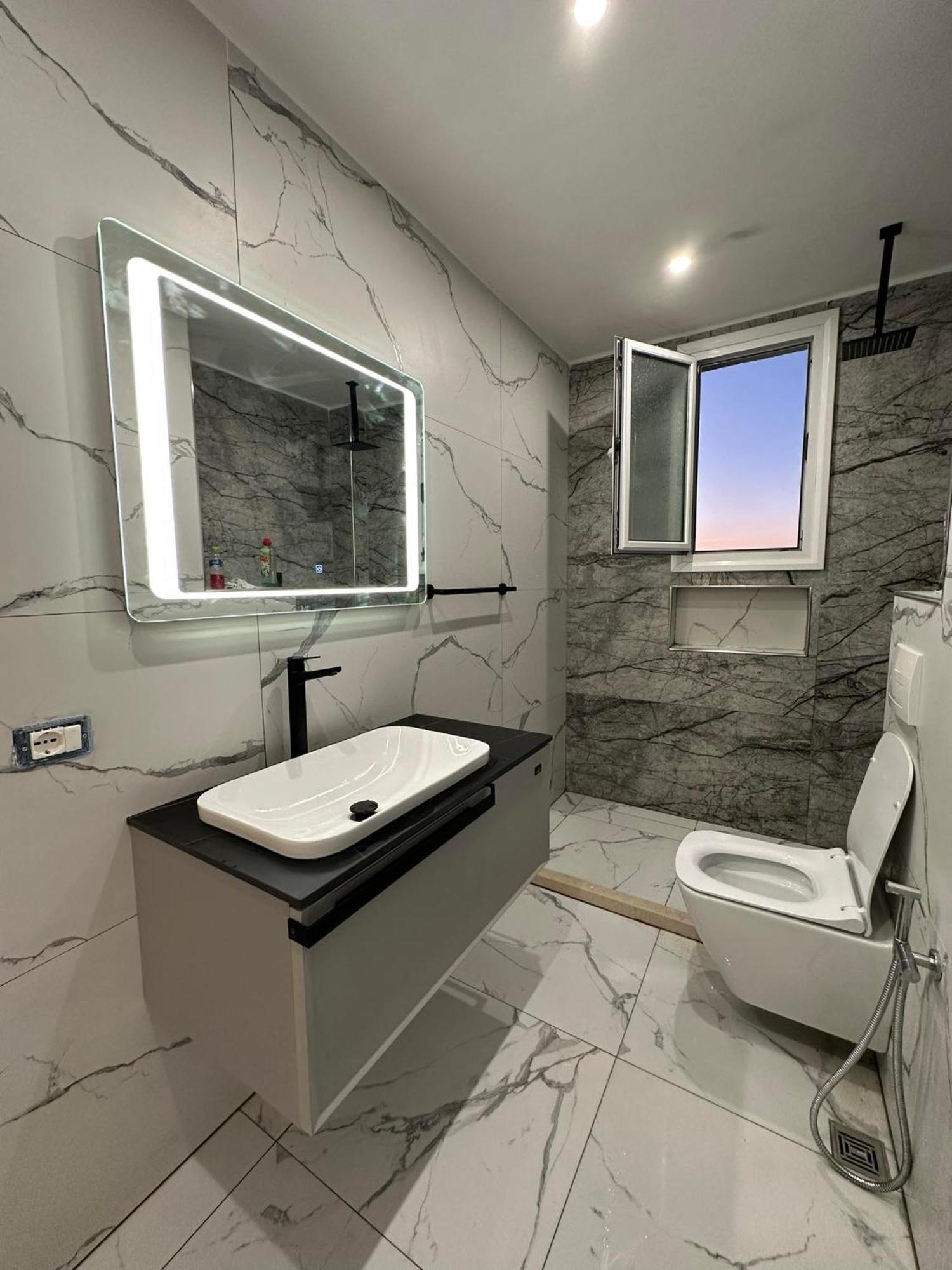 Sea View Apartment Luxury Vlorë Buitenkant foto