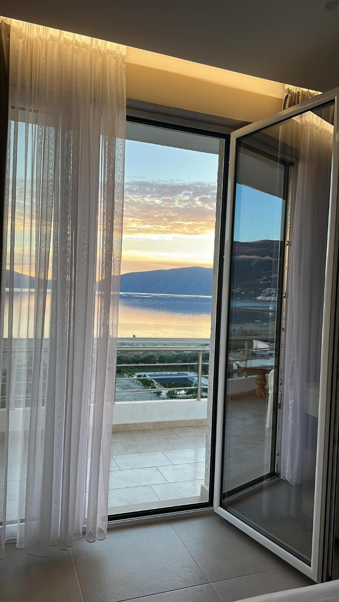 Sea View Apartment Luxury Vlorë Buitenkant foto
