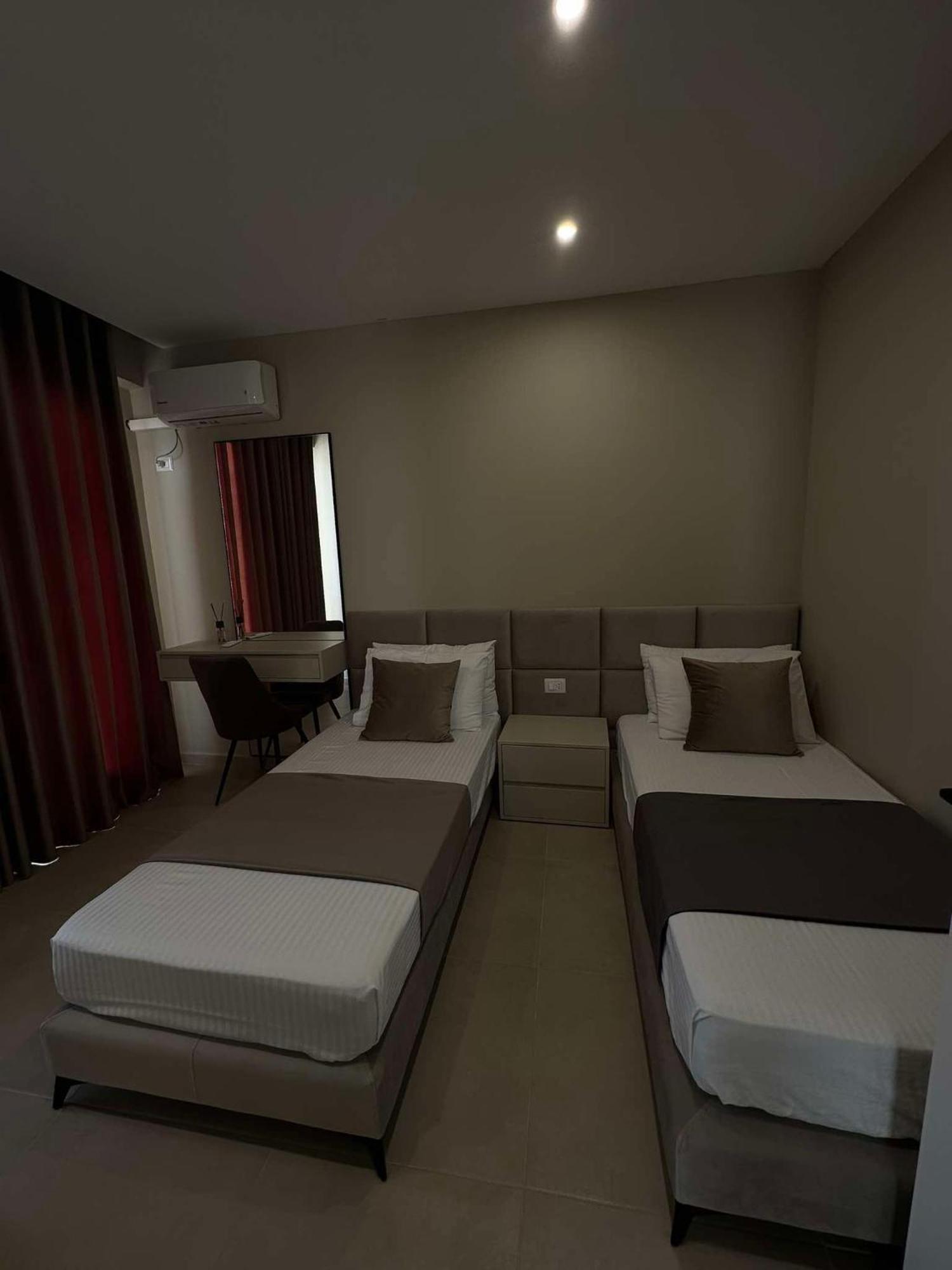 Sea View Apartment Luxury Vlorë Buitenkant foto